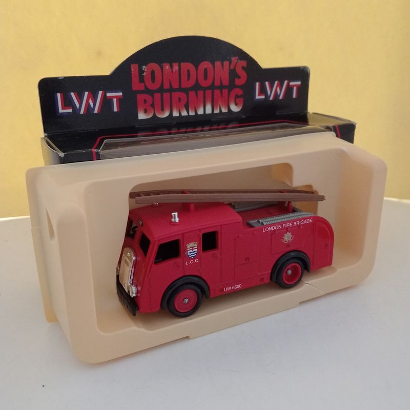 Lledo London&#39;s Burning Fire Engine (BX220)