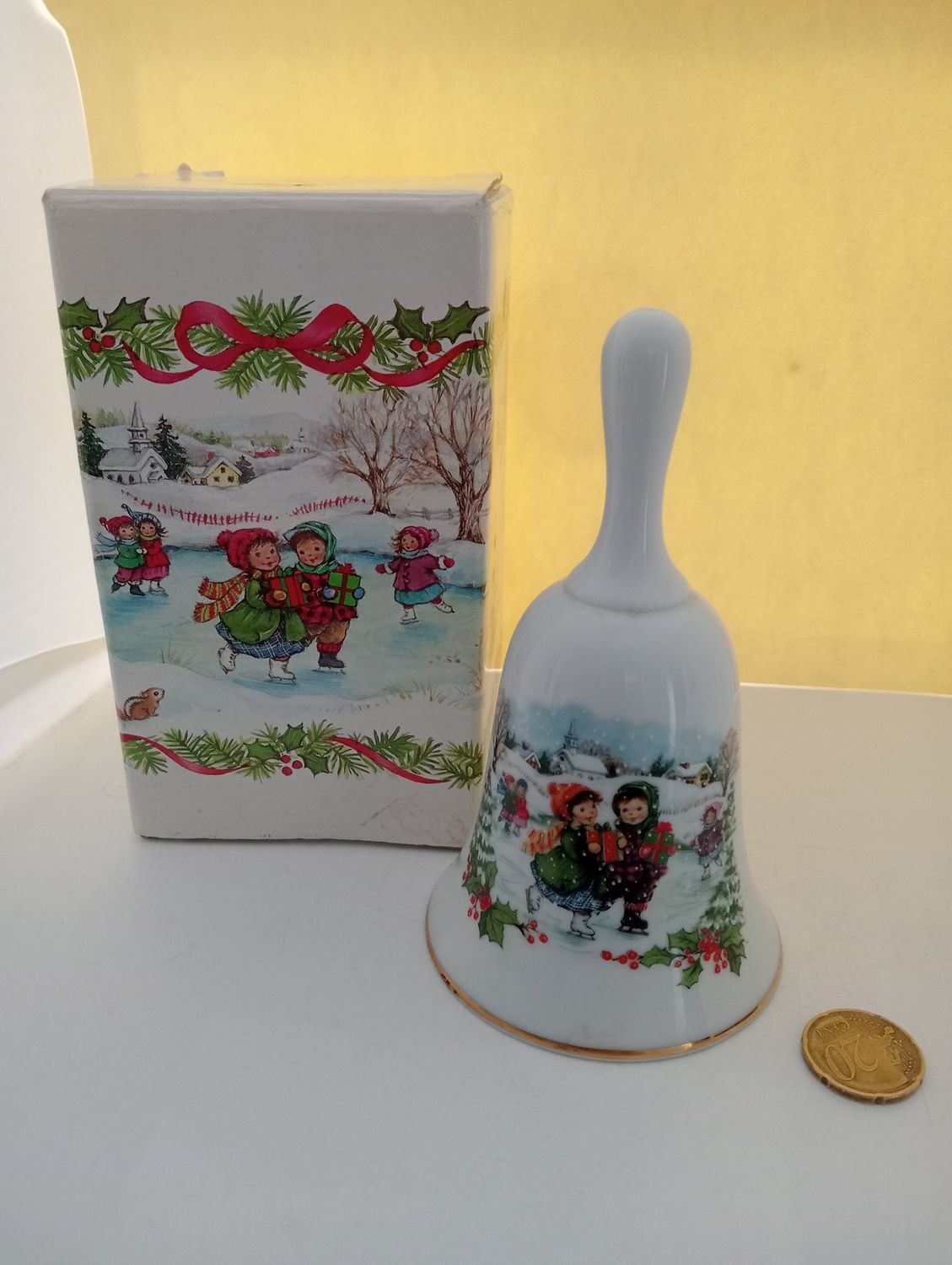 Avon Ceramic Christmas Bell (CUR327)