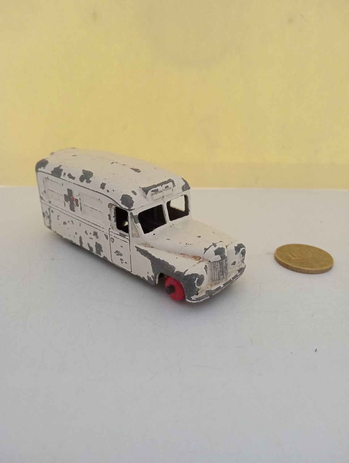 Dinky Meccano Daimler Ambulance, missing 1 tyre (FJ177)