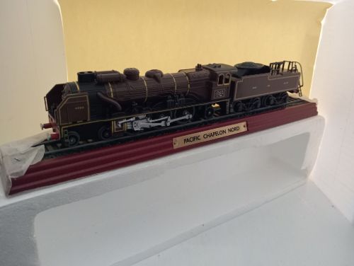 Atlas Model Train on Plinth - Scale 1/100 (CX150)