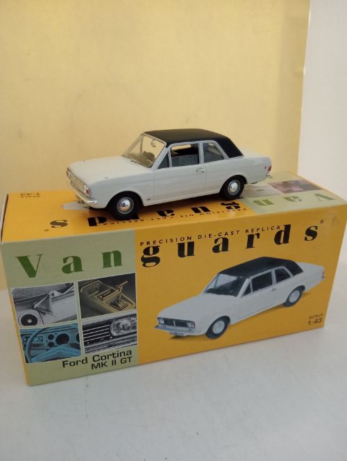Vanguards Ford Cortina MkII White - Scale 1/43 (DX39)