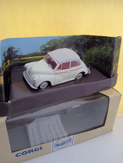 Corgi Bedford Morris Minor - missing mirrors - Scale 1/43 (EX04)