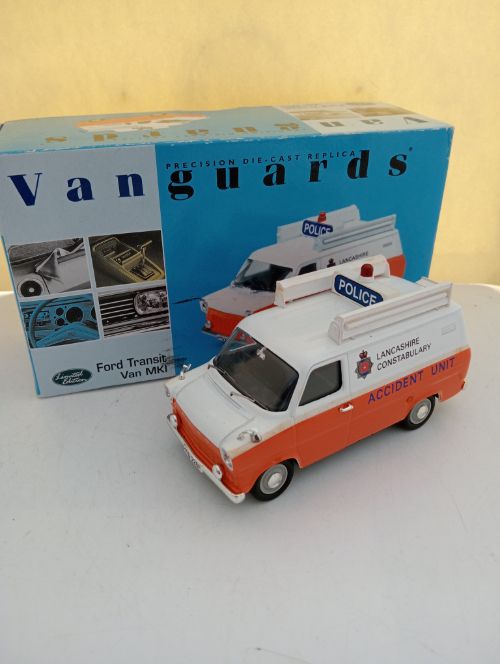 Vanguards Ford Transit Police Van - Damaged Mirrors, slightly worn - Scale 1/43 (EX12)