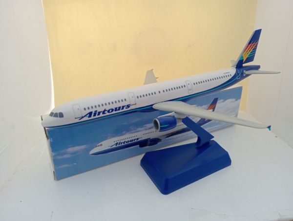 Airtours Plane - Scale 1/200 - Snap Fix Plastic Model (FX76)