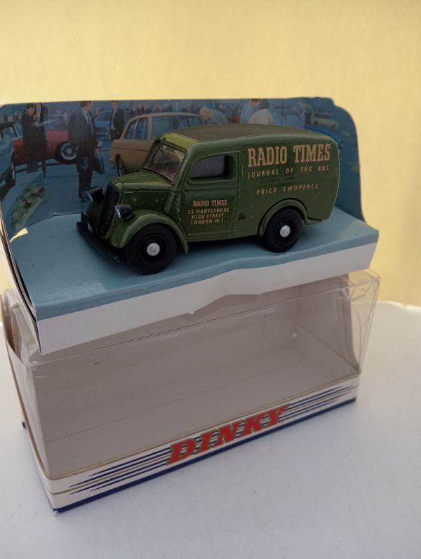 Matchbox Dinky Van (FX123)