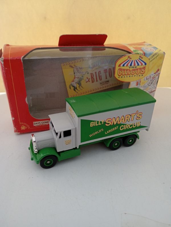 Lledo Billy Smart Circus Van (FX127)