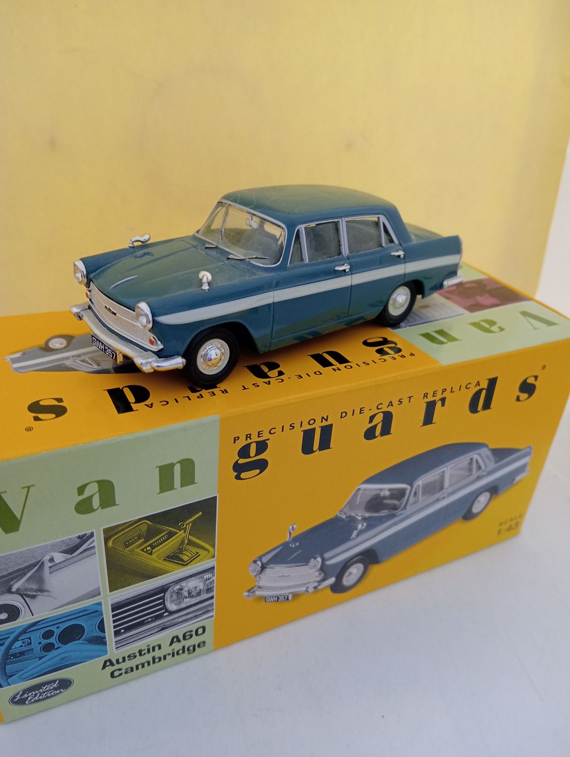 Vanguards Austin A60 Cambridge - Scale 1/43 - The model has been on display, and has damaged wipers and damaged mirrors. (FX238)