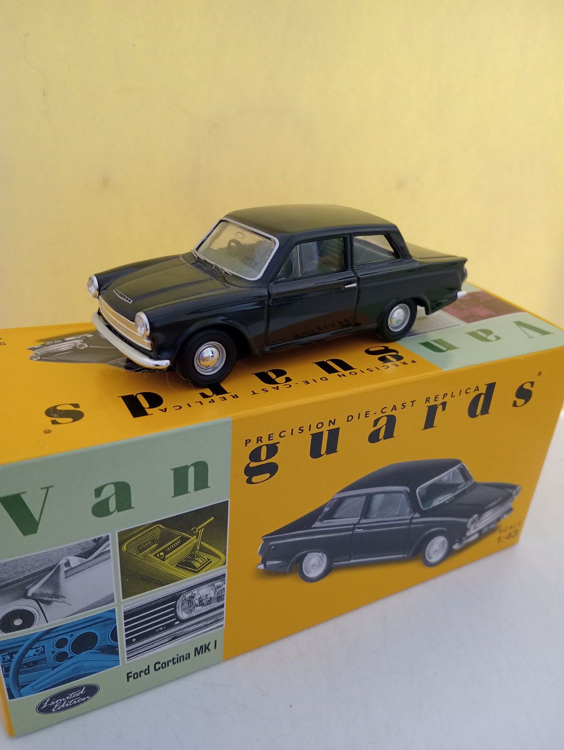 Vanguards Ford Cortina MKl - Scale 1/43 - The model has been on display (FX241)