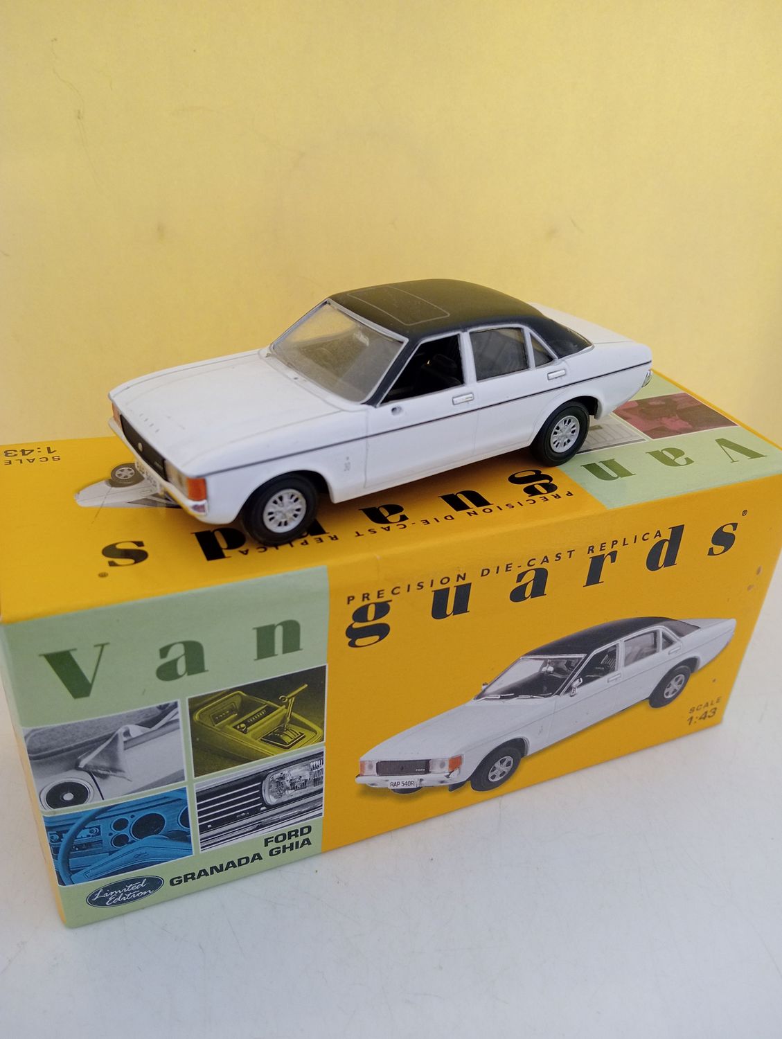 Vanguards Ford Granada Ghia - Scale 1/43 - The model has been on display, and has damaged wipers and no mirrors. (FX237)