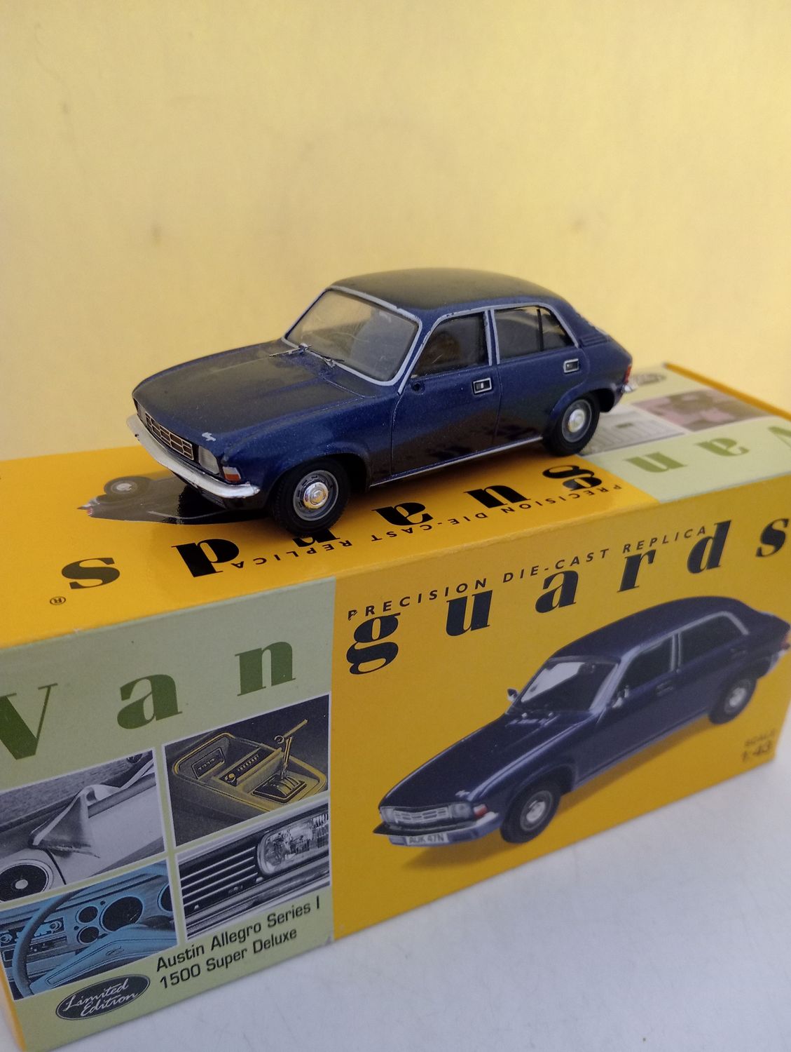 Vanguards Austin Allegro - Scale 1/43 - The model has been on display, and has damaged wipers and no mirrors. (FX242)