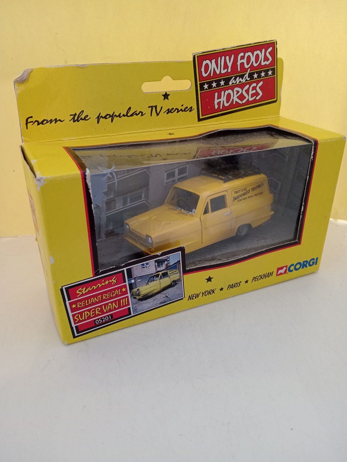 Corgi Only Fools &amp; Horses Robin Reliant - Scale 1/43 (FX254)