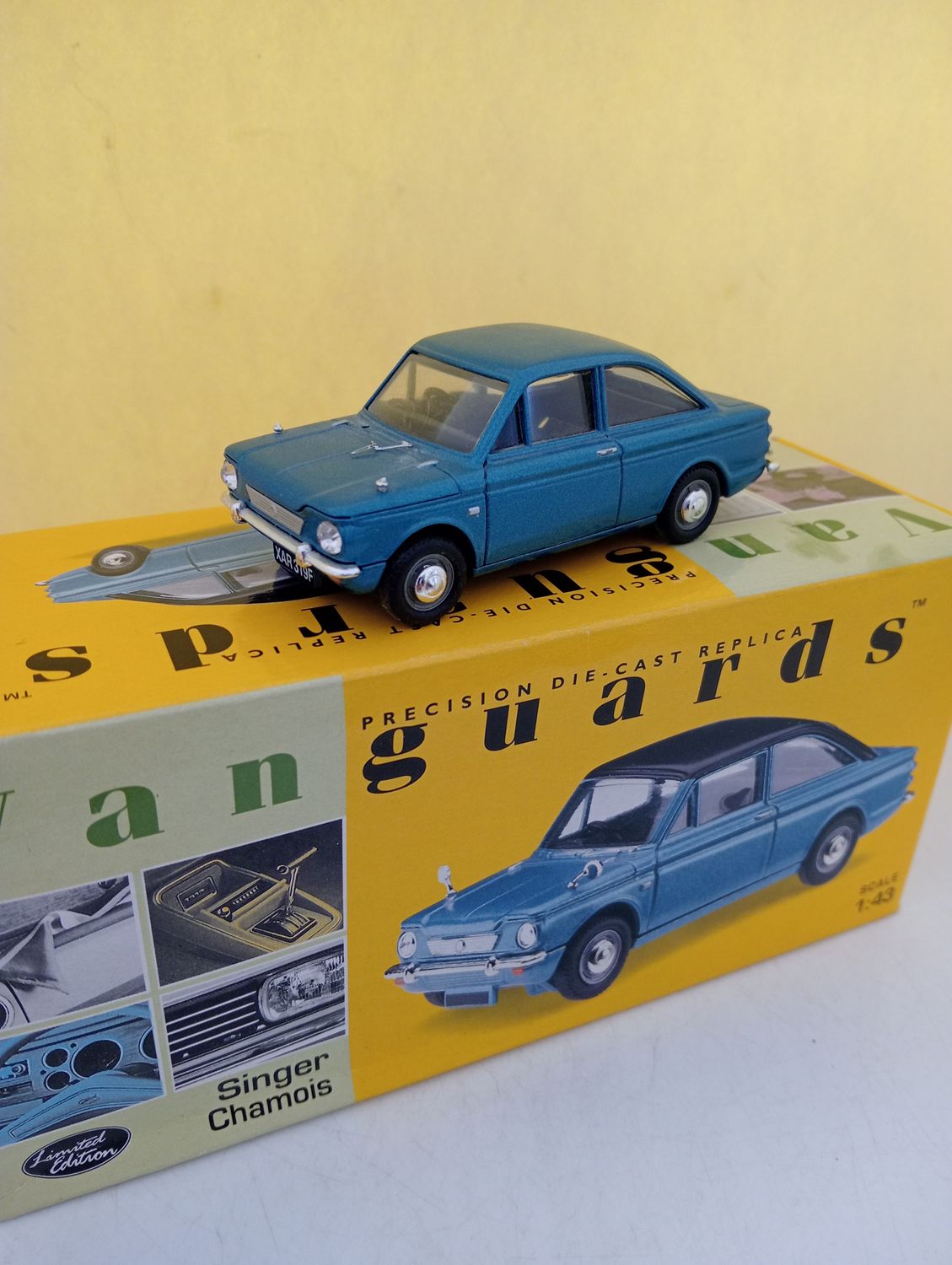 Vanguards Singer Chamois - Scale 1/43 - The model has been on display, and has damaged wipers and damaged mirrors. (FX277)