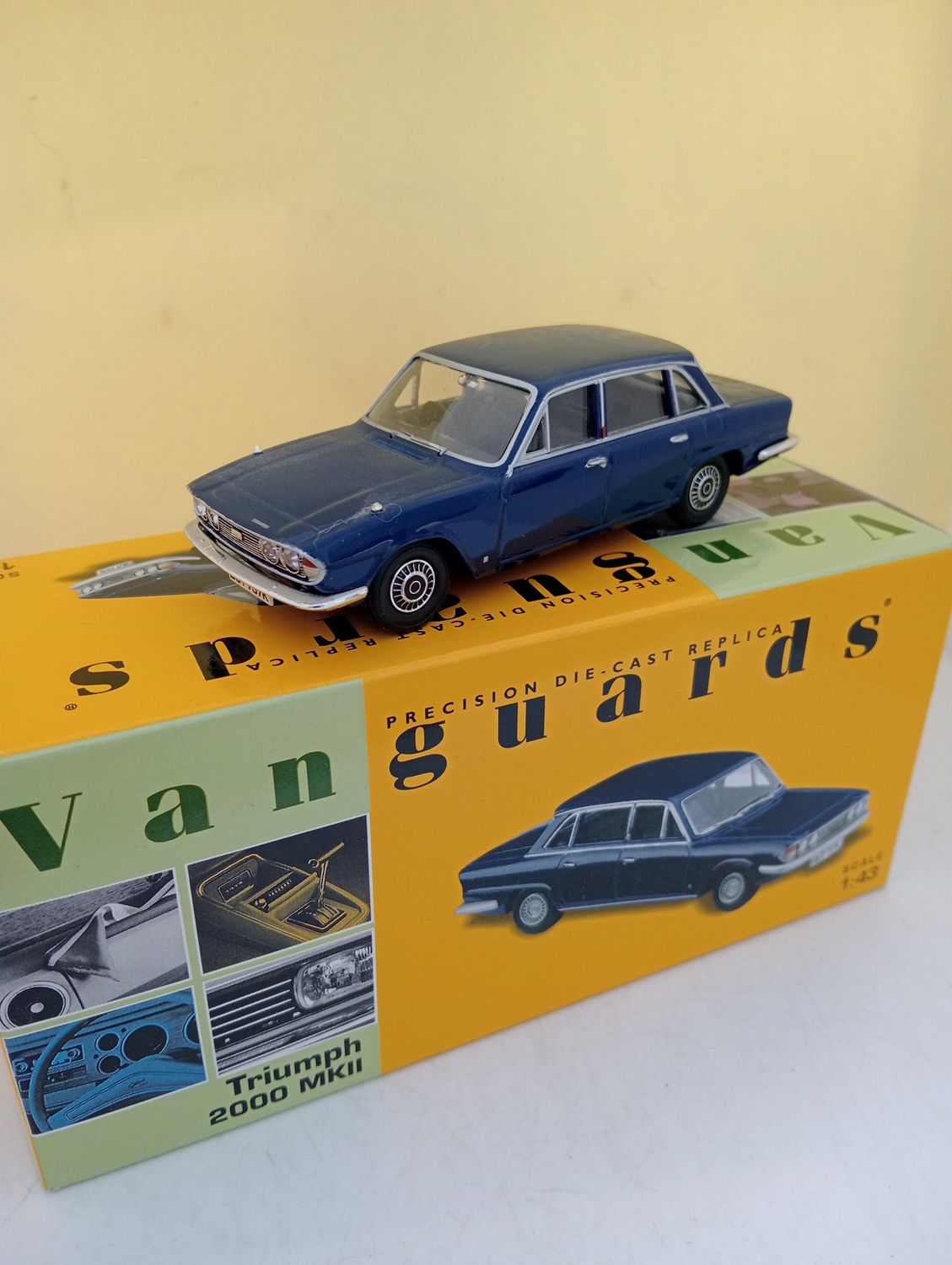 Vanguards Triumph 2000 MKll - damaged mirrrors, model has been on display - Scale 1/43 (FX295)