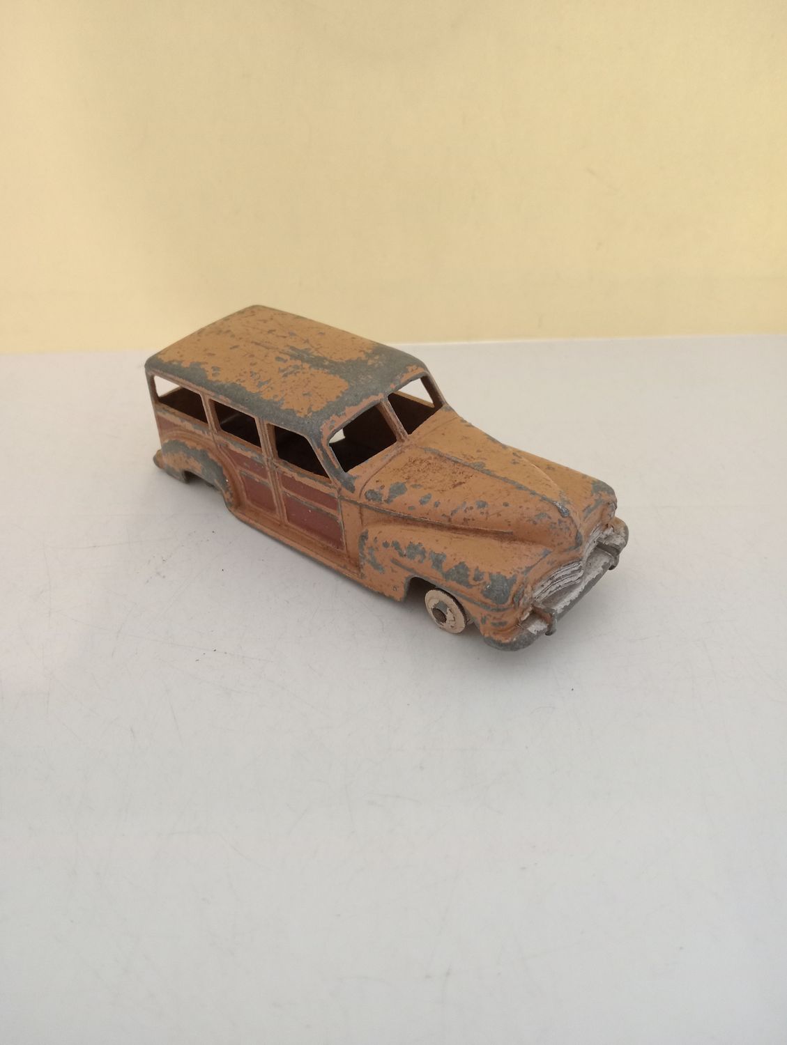 Dinky Woody Estate Model (GP16)