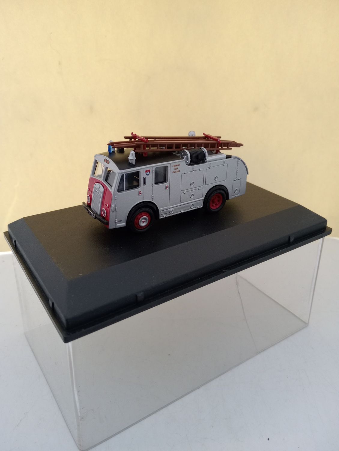 Oxford Diecast Fire Engine - Scale 1/76 (DX42)