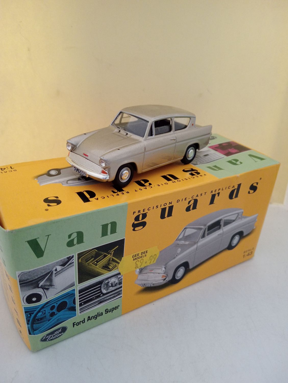 Vanguards Ford Anglia - Scale 1/43 (DX76)