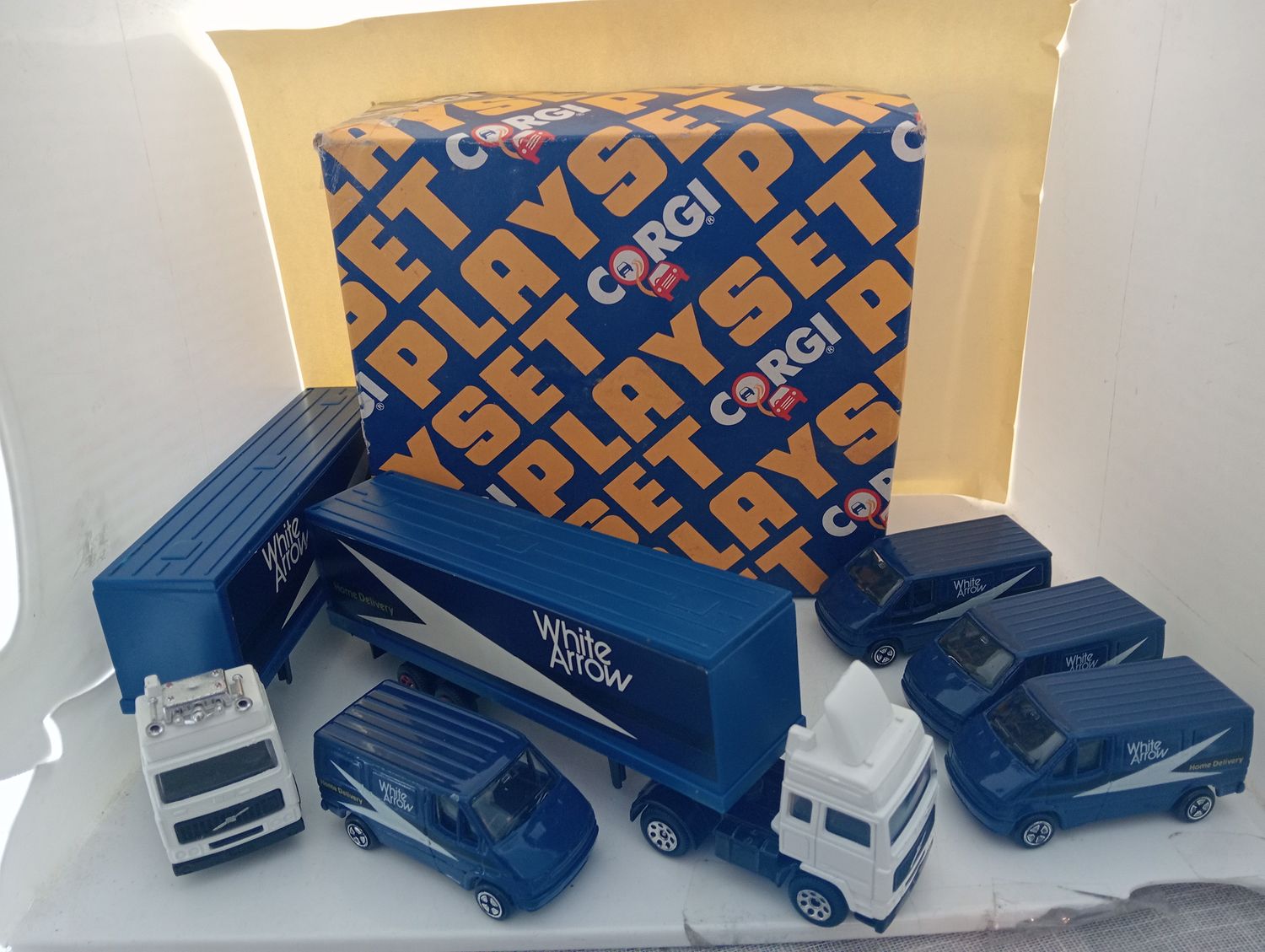 RARE Corgi White Arrow Delivery Playset 1988 4 vans 2 Artic Cabs and 2 Trailers (EX153)