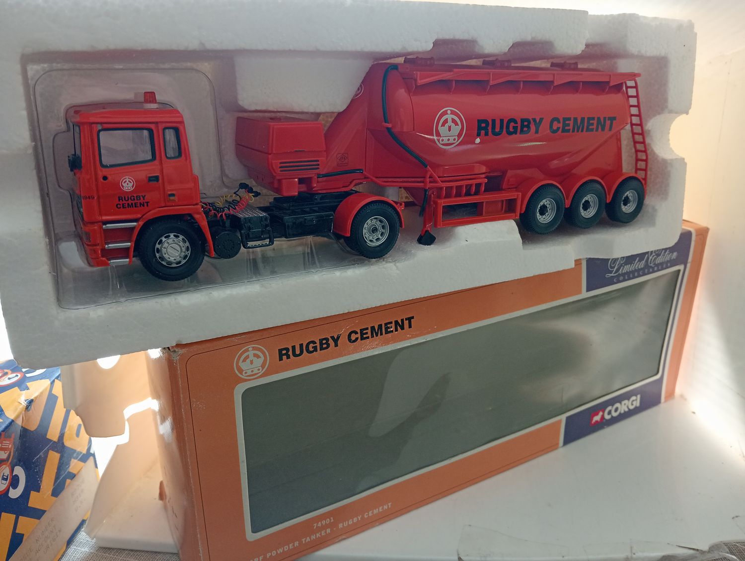 Corgi 74901 - ERF Rugby Cement Powder Tanker Truck - Scale 1/50 (EX227)