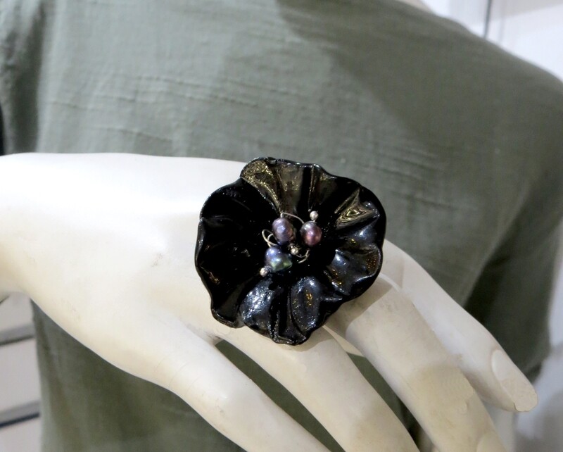 Bague réglable Fleur Noire et Perles de Culture Noires