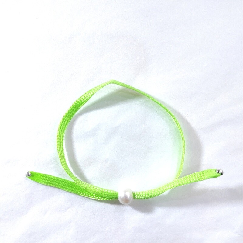 Bracelet vert et perle de culture.