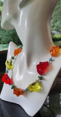 Collier de glacons multicolore.