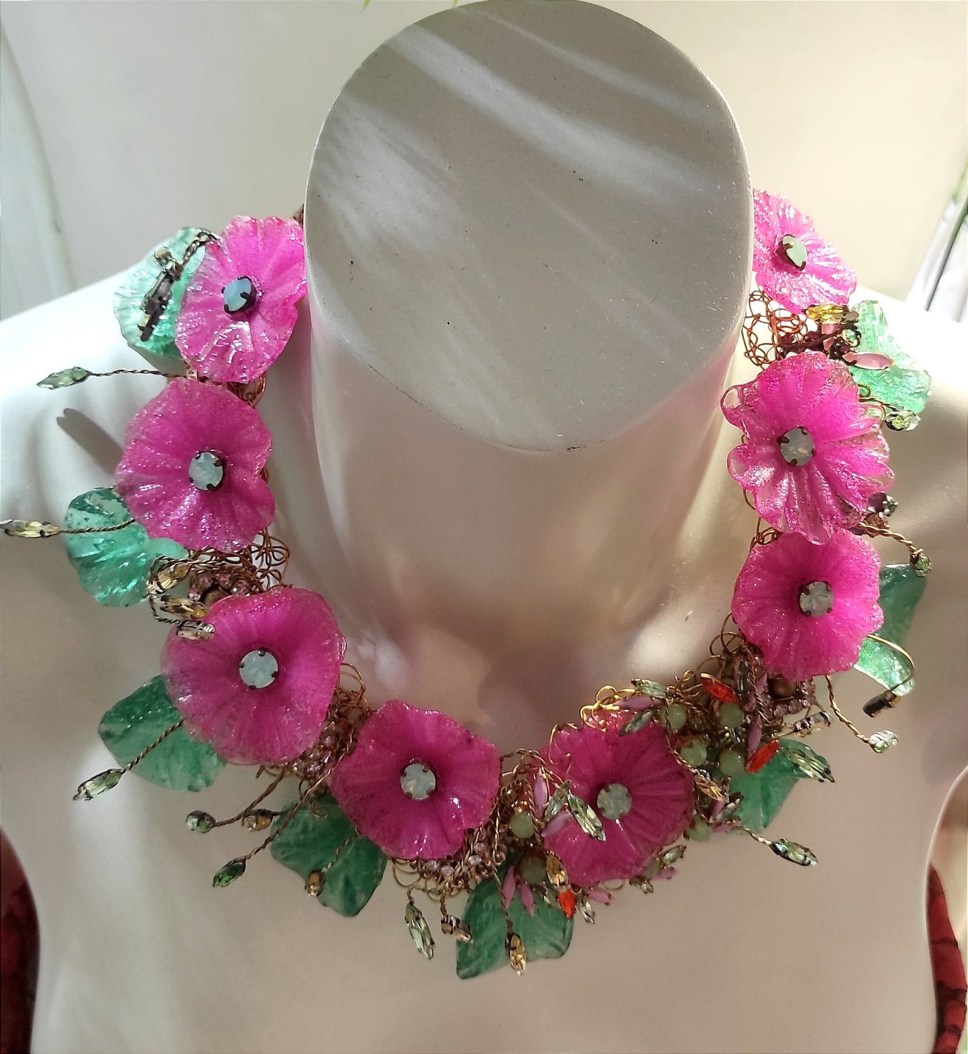 Collier fleurs fuchsia