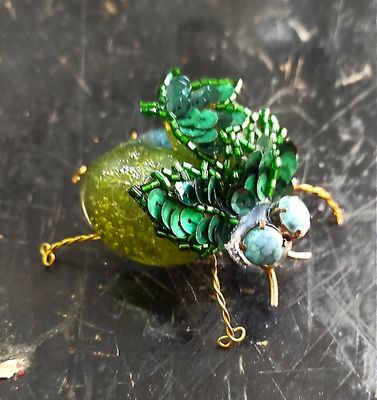 Broche, Scarabée vert paillettes