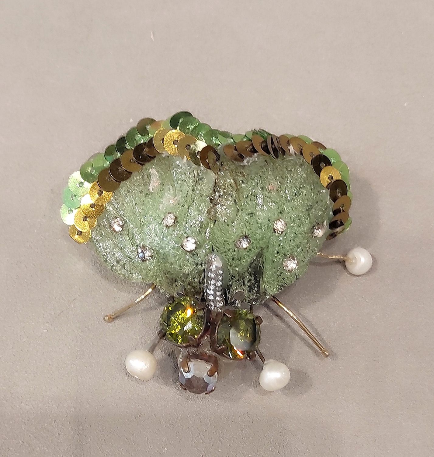 Broche scarabée vert