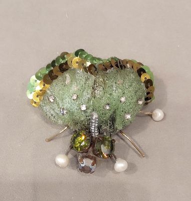 Broche scarabée vert