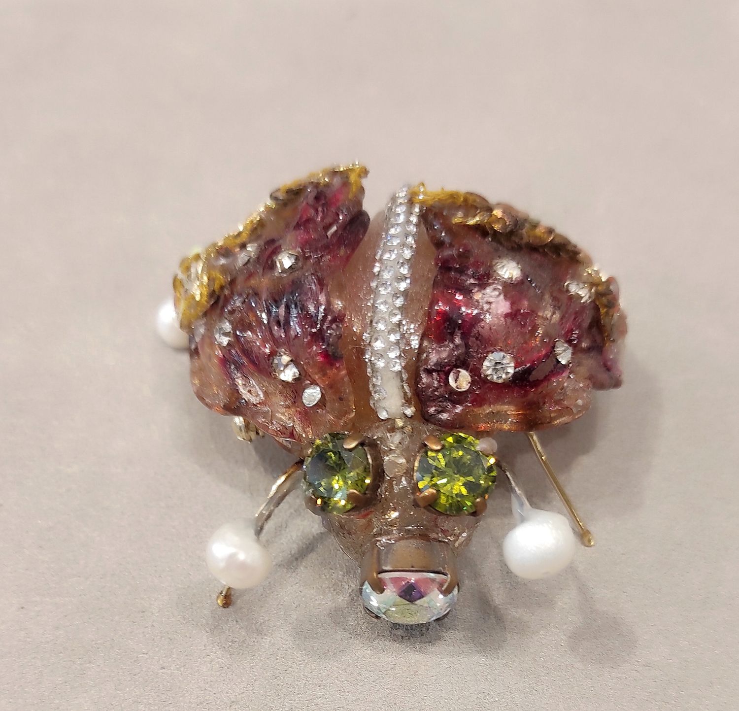Broche scarabée brun