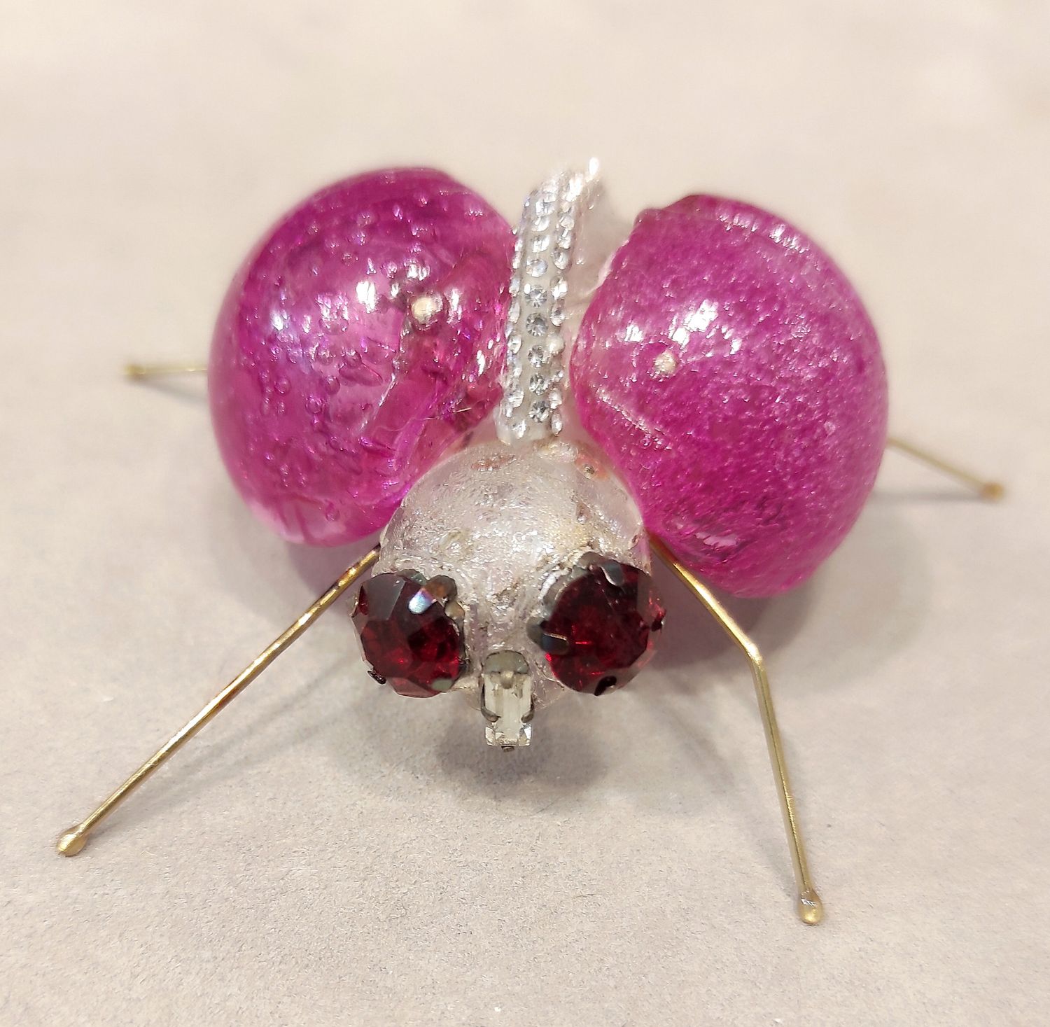 Broche scarabée fuchsia