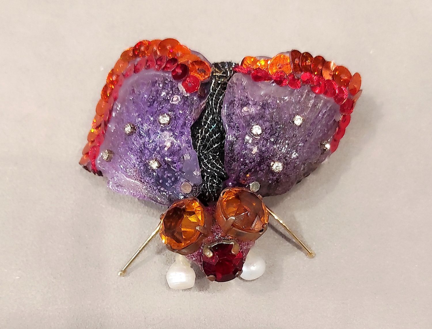 Broche scarabée violet
