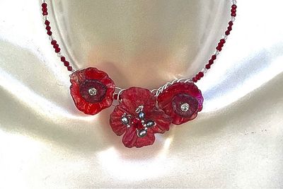 Collier floral rouge