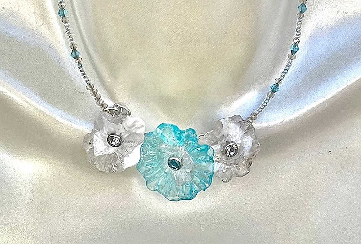 Collier floral bleu ciel