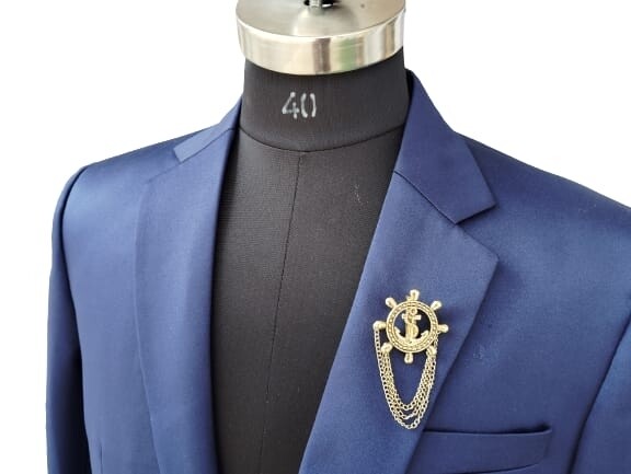 Anchor and ship wheel broach with hanging 