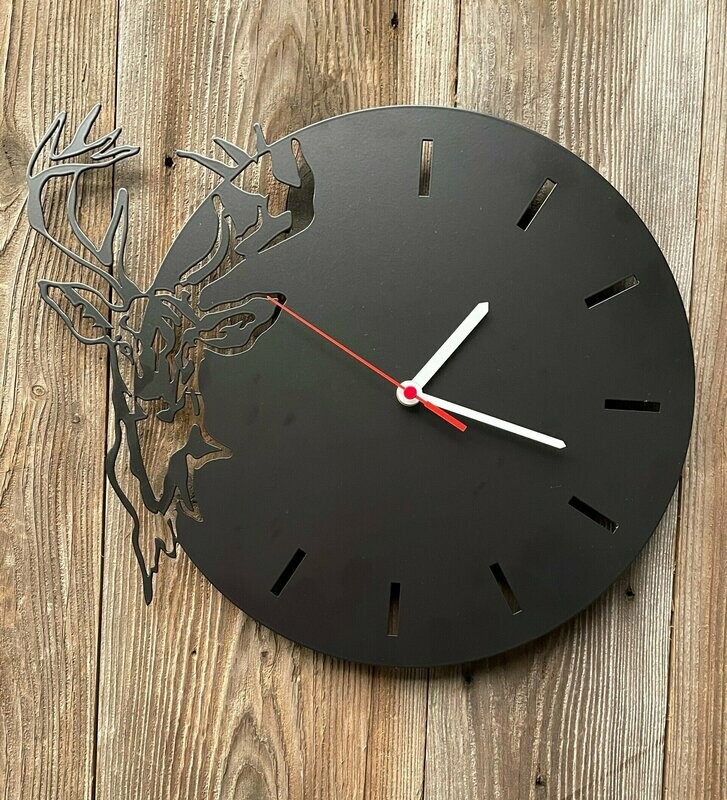 Metalluhr mit Hirsch