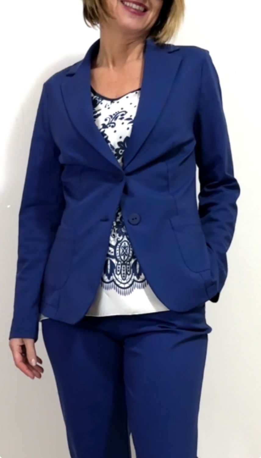 Giacca STILE BLAZER in tessuto viscosa elasticizzato.