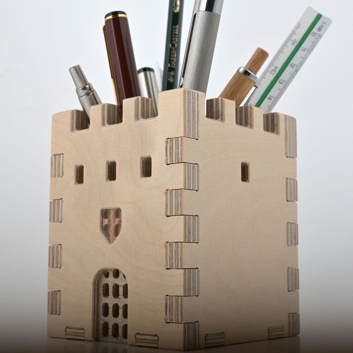 DIY Stifteburg für Schreibtisch und Kinderzimmer - ideal als Geschenk, DIY zum selber bemalen