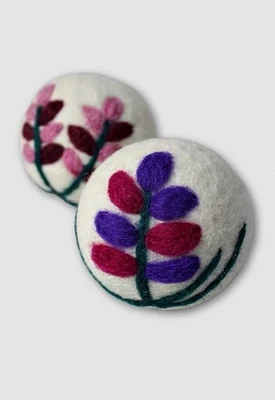 Handfelted embroidered Dryer balls