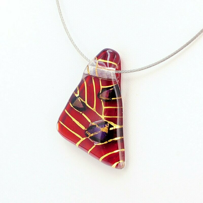 Collier triangle tribale rouge sur câble inox