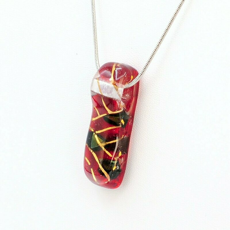 Collier rectangle tribale rouge sur chaîne inox