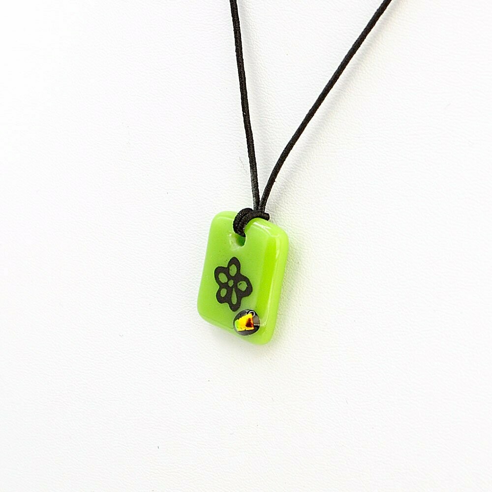 Collier enfant vert fleur