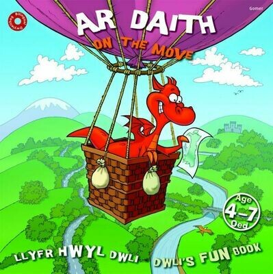 Llyfr Hwyl Dwli/ Dwli's Fun Book: Ar Daith/ On the Move