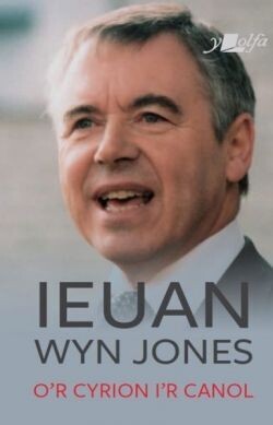 Ieuan Wyn Jones - O'r Cyrion i'r Canol