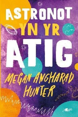 Astronot yn yr Atig - Megan Hunter