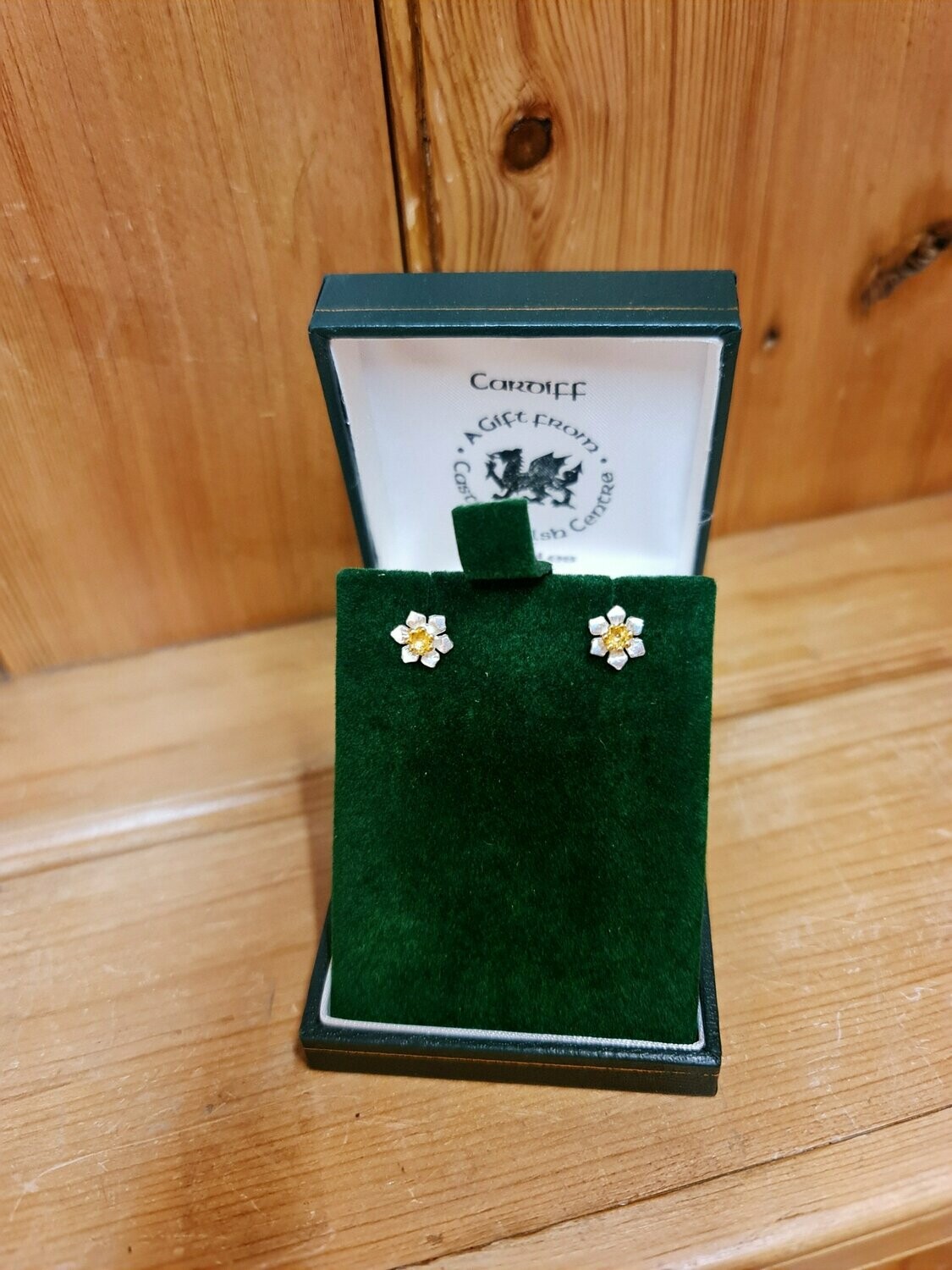 Daffodil studs