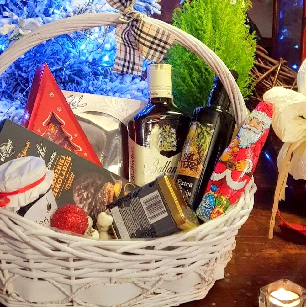 KOSZ BALLANTINES
czekoladki Lindor, miód, Nescafe lub herbata, torcik wedlowski, czekoladowy mikołaj, oliwa z oliwek extra virgin