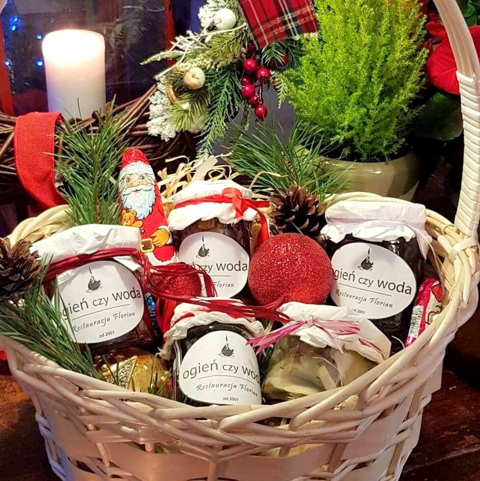 KOSZ SMAKOŁYKÓW OD FLORIANA
pierożki, domowa sałatka jarzynowa, barszcz czerwony, żurek, domowe śledzie, czekoladki