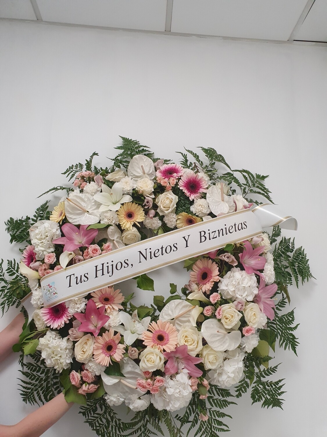Corona de flor variada en tonos claros