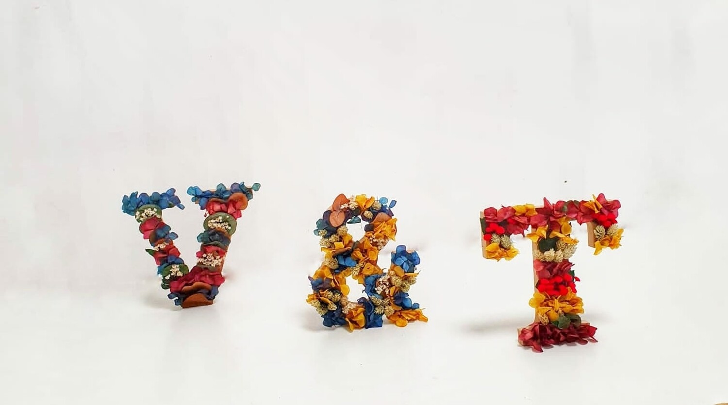 Letras de madera con flor preservada
